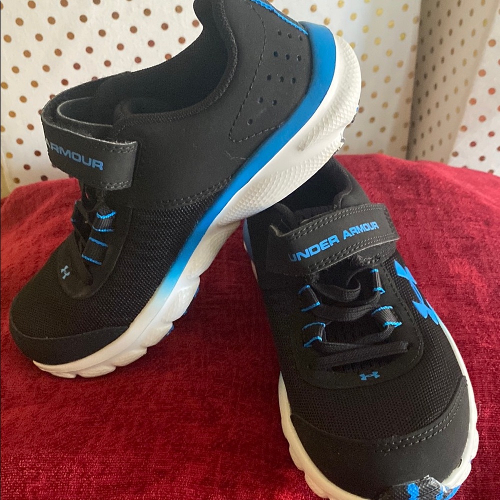 Under Armour Black and Blue Sneakers Lightweight Athletic Design